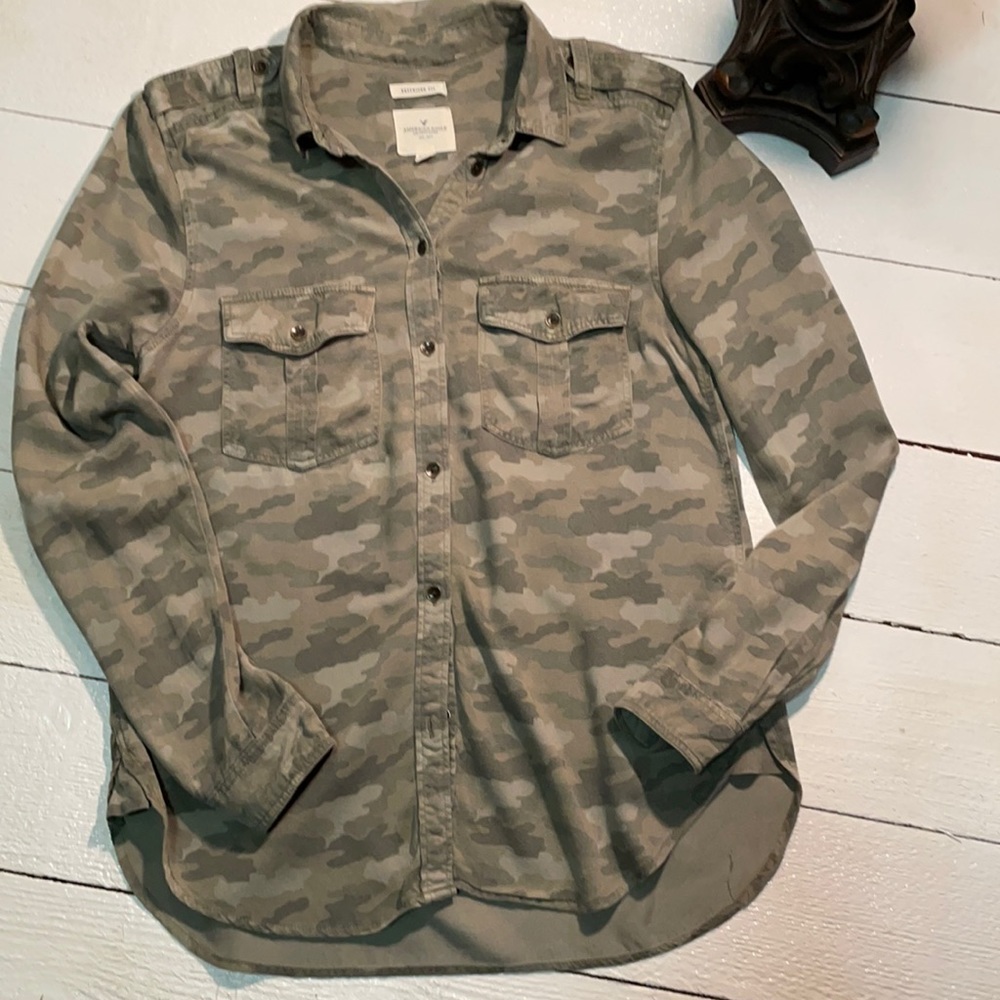 Women’s American Eagle Camo Shirt size Small